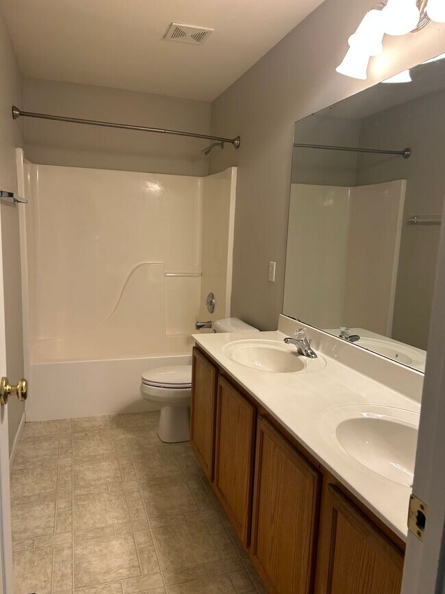 Building Photo - 404 Tailfeather Dr