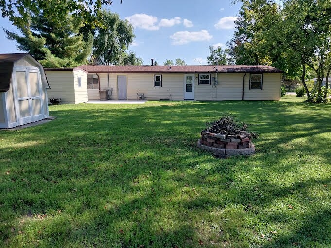 Spacious back yard - 10506 Caddy Ln