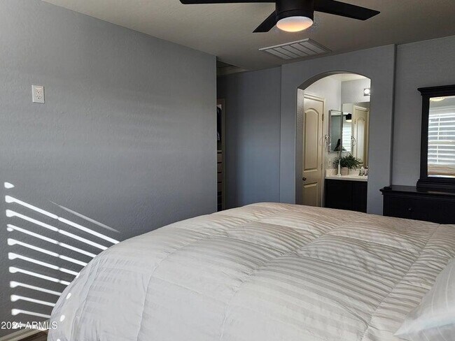 Building Photo - 1822 N 77th Glen