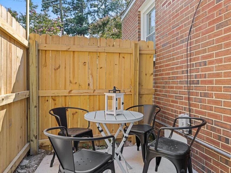 Building Photo - 172 Cherry St