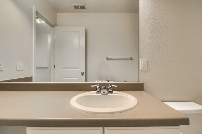 Building Photo - Beautiful 3 bedroom townhome in Central Pa...