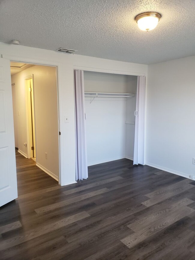 Building Photo - 2 Bedroom Townhome - Spacious!