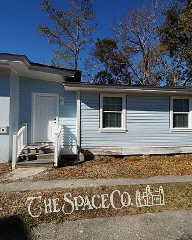 Building Photo - Charming 2-Bedroom Retreat in Vibrant Charleston  Perfect for Cozy Living!