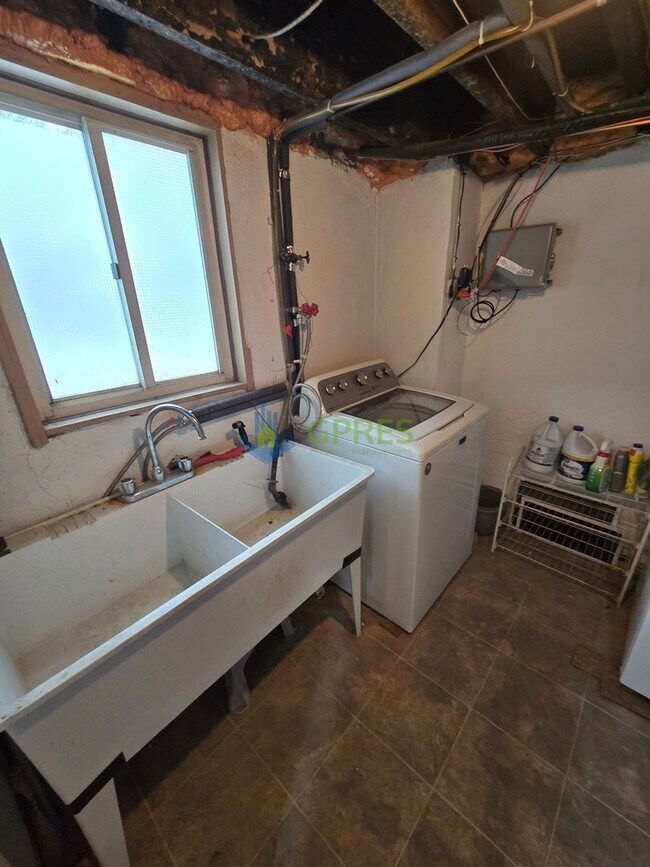 Building Photo - Newly renovated Beechview Home with Bonus Room walking distance to the T