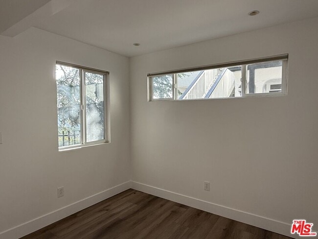 Building Photo - 2215 Lake Shore Ave
