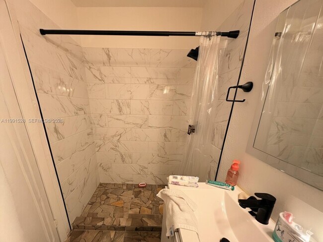 Building Photo - 18707 NE 2nd Ave