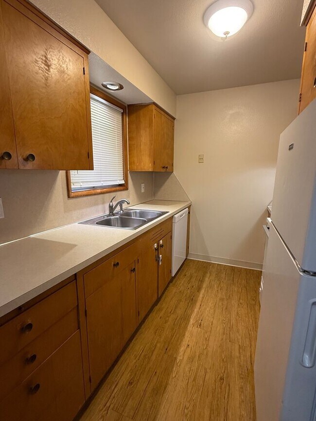 Building Photo - Charming Two Bedroom !!