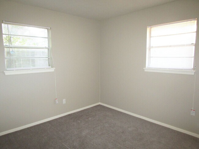 Building Photo - AVAILABLE NOW – $250 Off First Month’s Rent! Spacious 3 Bed Home Minutes from OU Campus