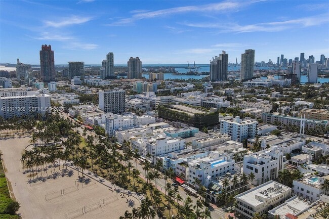 Building Photo - 713 Collins Ave