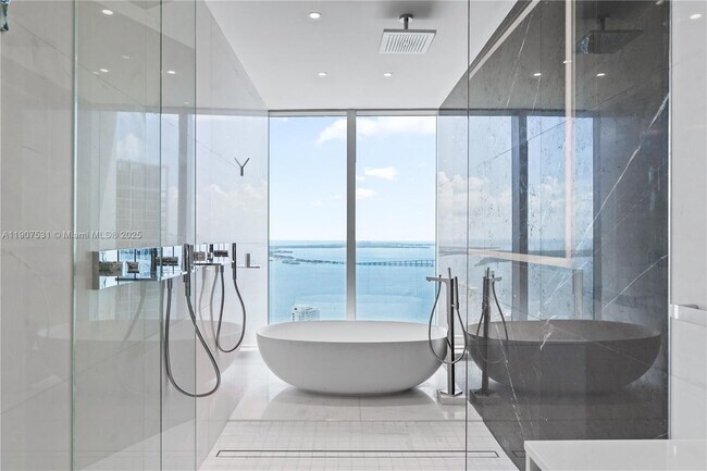 Primary Photo - 300 Biscayne Blvd Way