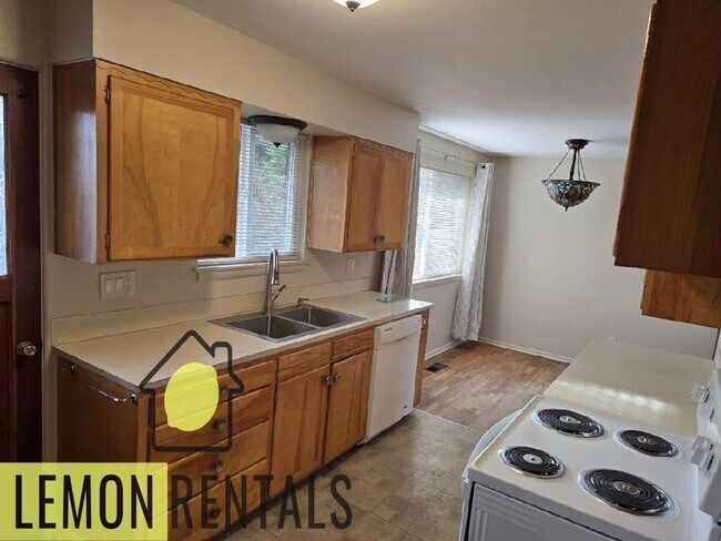 Building Photo - 1302 S 16th Ave