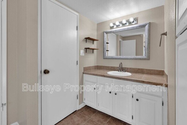 Building Photo - 847 W Juanita Ave