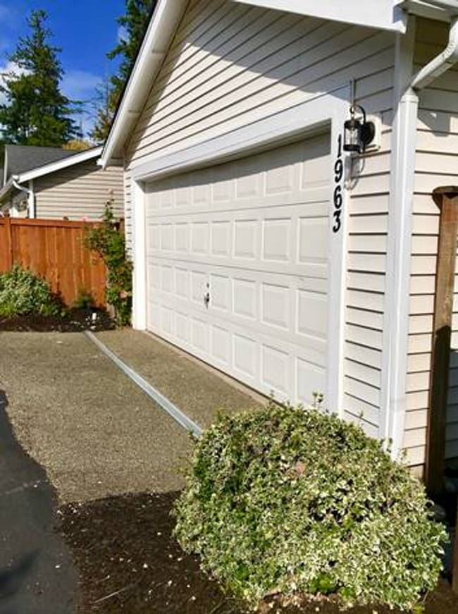 Building Photo - Beautifully remodeled DuPont 2 bedroom 2 bath house with A/C