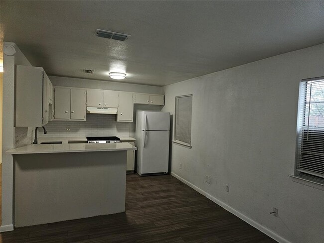 Building Photo - 7300 Bennett Ave