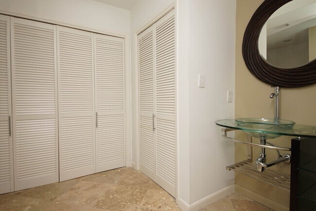 Building Photo - Bluewater Bay Townhome - 6 month lease Only