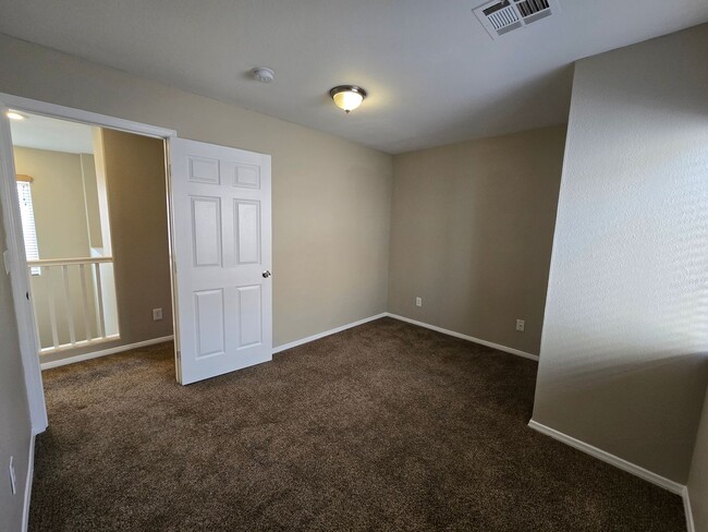 Building Photo - A Stunning 3 Bedroom Home in Henderson