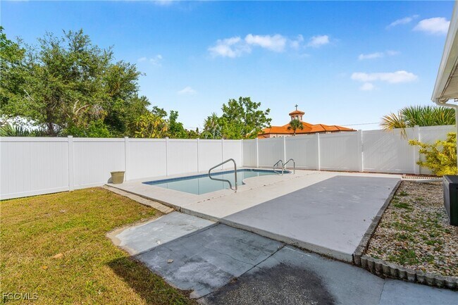 Building Photo - 6004 Deming Ave