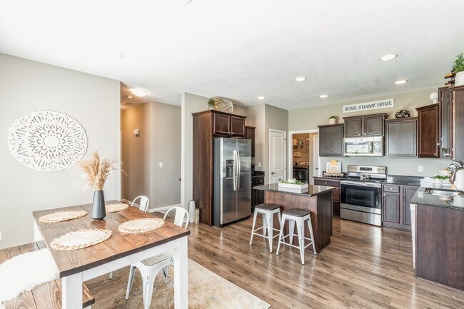 Building Photo - 1588 Foxtail Dr SE