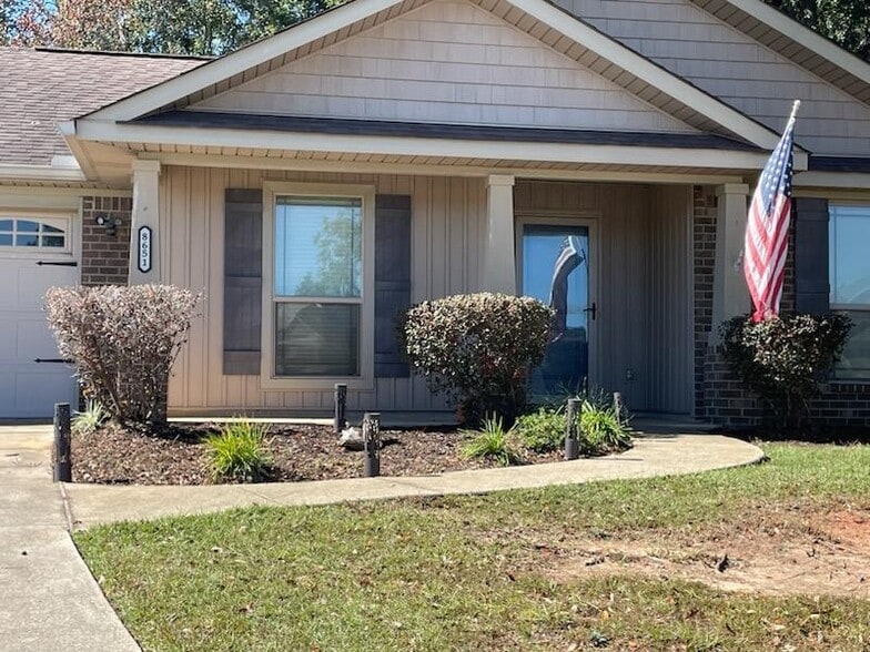 Building Photo - 8651 Prince Ct