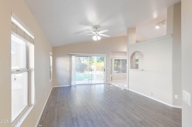 Building Photo - 213 W Caroline Ln