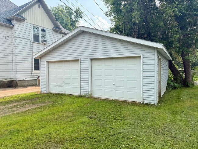 Building Photo - 709 Henrietta St