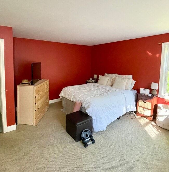 Building Photo - Sublet available now to May. Stunning 5 bedroom Falmouth Home