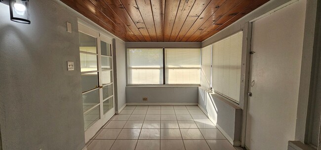 Building Photo - REMODELED 3 BEDROOM / 1 BATH / CARPORT (WINTER PARK!)