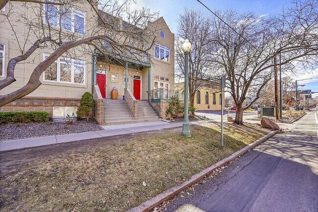 Building Photo - $3,150.00 - 2 Beds, 2.5 Baths, Apartment i...