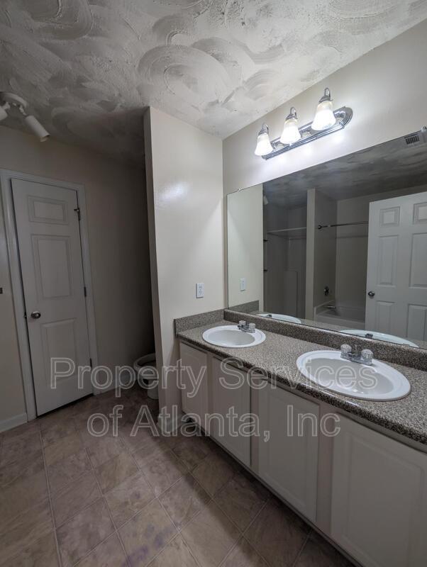 Building Photo - 5060 Lincoln Dr
