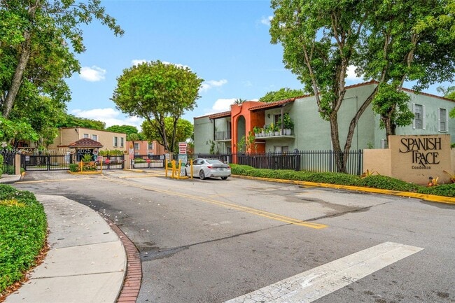 Building Photo - 10794 N Kendall Dr