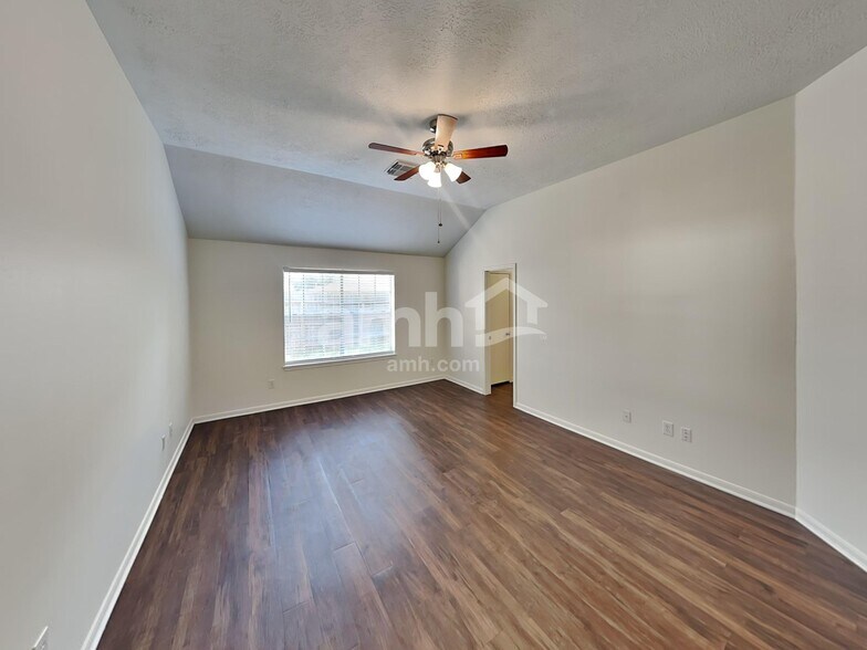 Building Photo - 2750 Hidden Spring Falls Dr