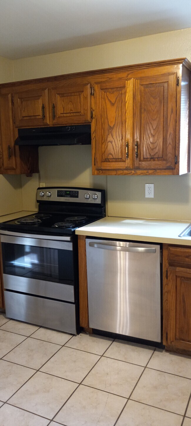 Building Photo - 3200 Foxboro Dr