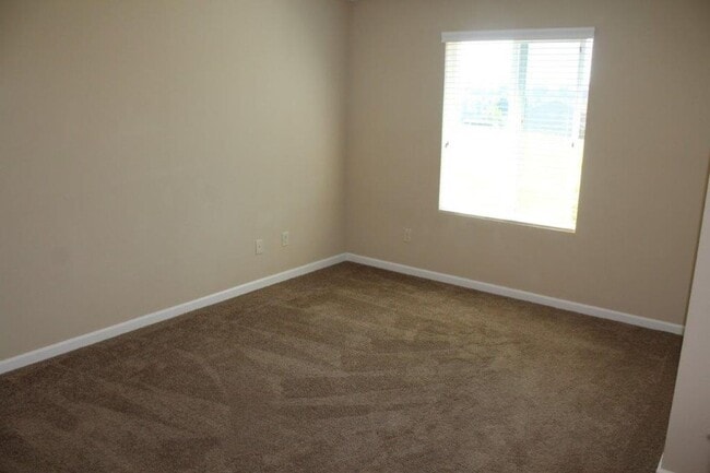 Building Photo - Beautiful 3 Bed/ 2.5 Bath Townhome w/ Gas ...