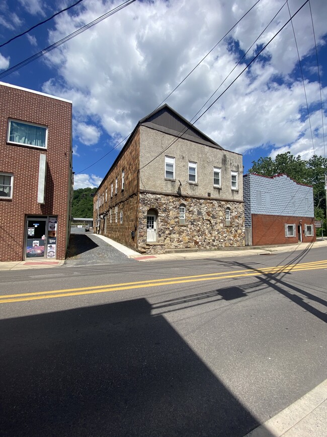 Building Photo - 181 Armstrong St