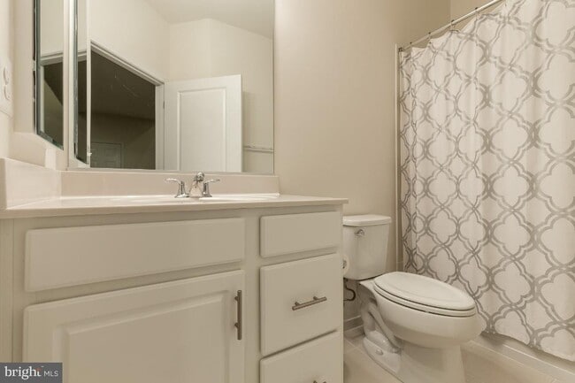 Building Photo - Stunning, light-filled end unit townhome in sought-after Brambleton community.