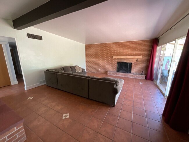 Building Photo - Eastside home with privacy on cul-de-sac