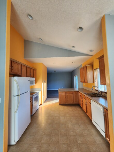 Building Photo - 1127 SE Rollins Ave