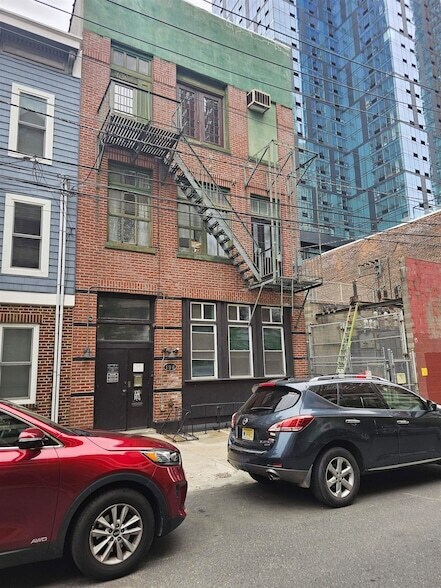 Building Photo - 196 Morgan St