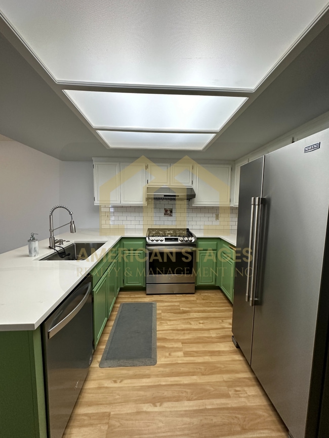 Building Photo - 515 Newport Dr