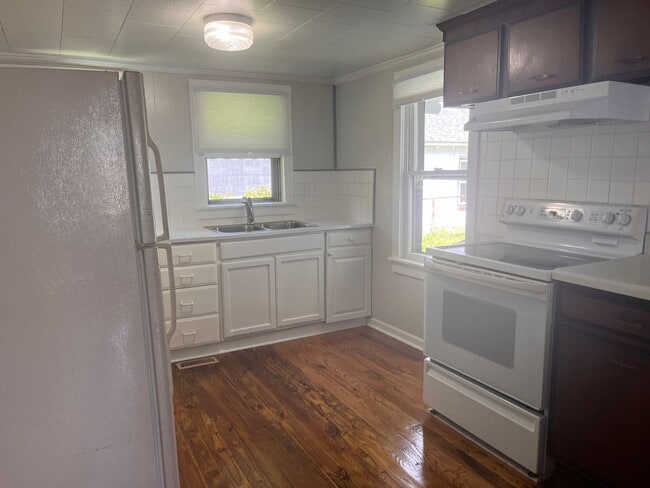 Building Photo - 2 bedroom home in Historic Downtown Walkin...