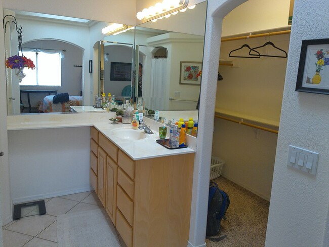 Building Photo - Seasonal Winter Rental Nov 1st to April 30...