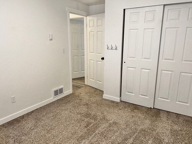 Building Photo - AVAILABLE NOW! 3BD 1.75 BATH SINGLE STORY HOME LARGE CORNER LOT