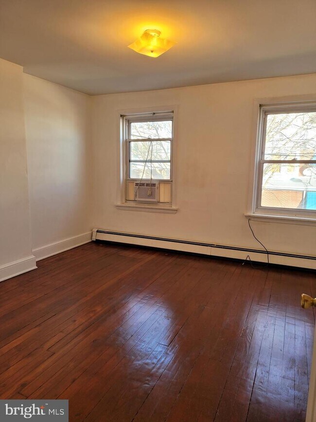 Building Photo - 1114 Maple St