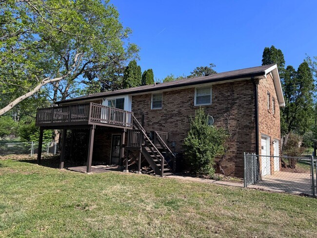 Building Photo - Must see!! 3BD/3BA Fully Finished Basement and Corner Lot!!