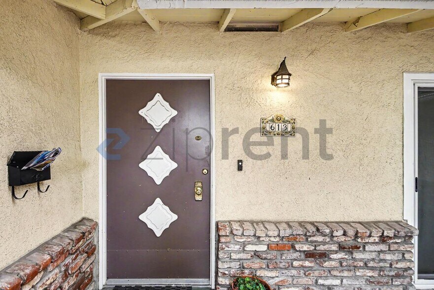 Building Photo - Unit