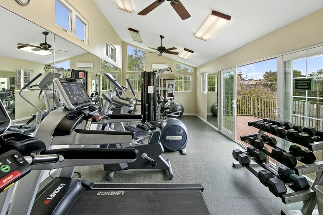 Building Photo - Fully Furnished 3BR/2BA Condo with Vaulted Ceilings, Close Proximity to UCSD and Medical Centers!...