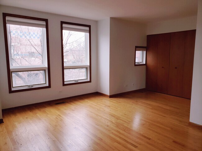 Building Photo - 906 E 54th St