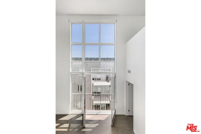 Building Photo - 5750 Hollywood Blvd
