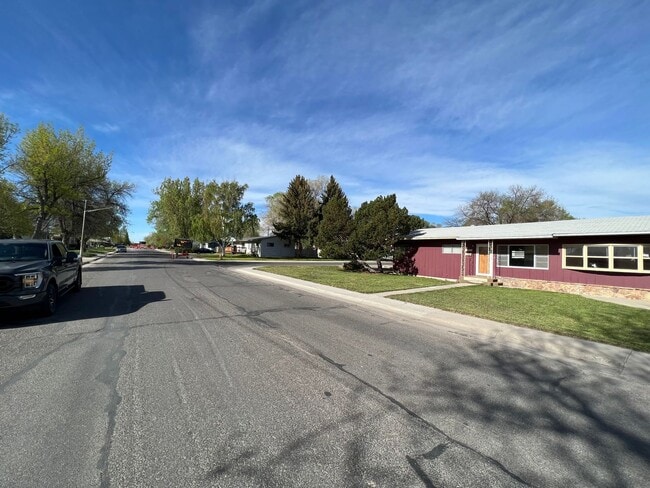 Building Photo - 3 Bed 2 Bath House with Attached 2 Car Garage & Trailer Parking