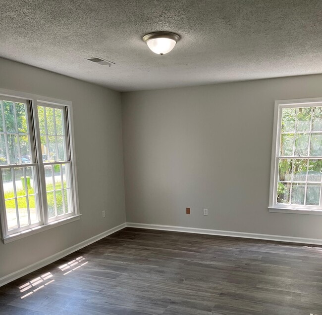 Building Photo - 121 Kenton Dr